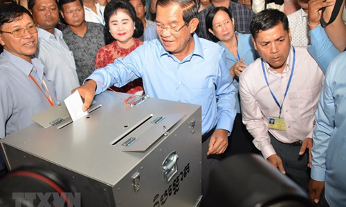 Cambodian Prime Minister and CPP President Hun Sen casts his vote at a polling station in Ta Khmau city, Kandal province (Photo: VNA)