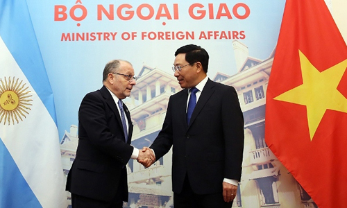 Deputy PM and FM Pham Binh Minh (R) holds talks with Argentine Minister of Foreign Affairs and Worship Jorge Faurie in Hanoi on July 30. (Photo: VGP)