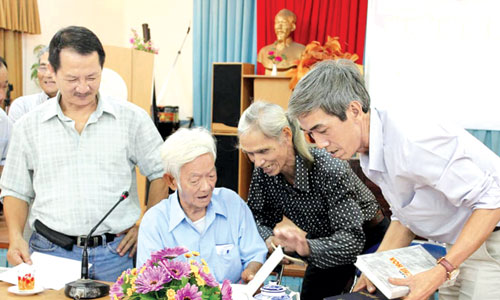 Nhà văn Lương Hiệu Vui (ngồi) ký tặng sách cho các tác giả, bạn đọc trong tỉnh Tiền Giang.     Ảnh: VTC
