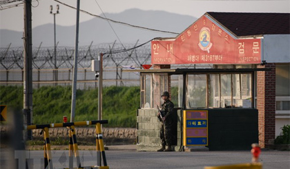 Binh sỹ Hàn Quốc gác tại một trạm gác ở gần khu vực phi quân sự (DMZ) chia tách 2 miền Triều Tiên tại Ganghwa ngày 24-5. Ảnh: AFP/TTXVN