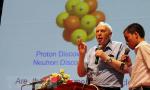 Nobel laureate discusses quark particle with Vietnamese students