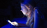 Ánh sáng xanh từ smartphone, tablet và laptop có hại cho mắt
