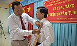 Trao Huy hiệu 30 năm tuổi Đảng cho đồng chí Trần Văn Tấn
