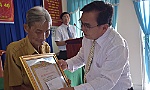 Đồng chí Võ Văn Bình trao Huy hiệu Đảng tại huyện Cái Bè