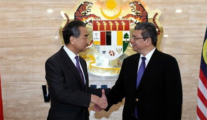 Ngoại trưởng Trung Quốc Vương Nghị và người đồng cấp Malaysia Saifuddin Abdullah. Nguồn: Bernama