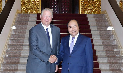  Prime Minister Nguyen Xuan Phuc (R) and former US Vice President Al Gore (Source: VNA)