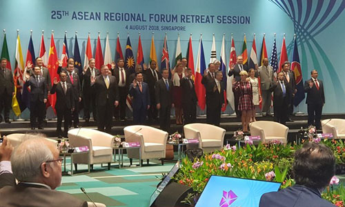 Officials pose for a photo at the 25th ASEAN Regional Forum on August 4 (Photo: VNA)