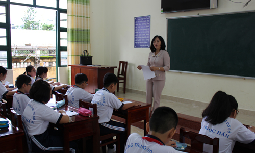 Giáo viên Trường THCS Lê Ngọc Hân sinh hoạt cho học sinh nội quy đầu năm.