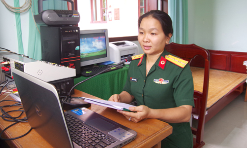 Trung úy Nguyễn Thị Kim Phượng đang thu âm chương trình phát thanh nội bộ của đơn vị.