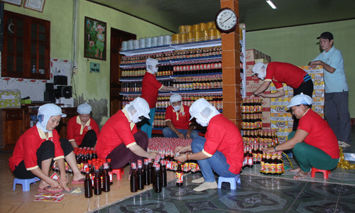 Cơ sở sản xuất nước mắm Trung Phát, xã Kim Sơn, huyện Châu Thành đã góp phần giải quyết việc làm cho nhiều lao động địa phương.