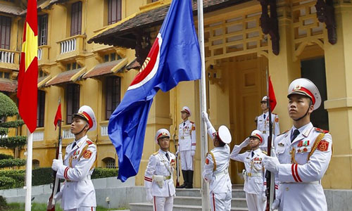 The annual flag-raising ceremony on the occasion of ASEAN establishment anniversary aims to promote solidarity, friendship, and cooperation in ASEAN for the sake of regional peace and prosperity (Photo: VNA)