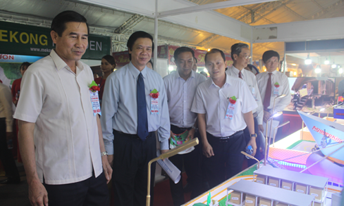Leaders of the Tien Giang province visit the exhibition. 