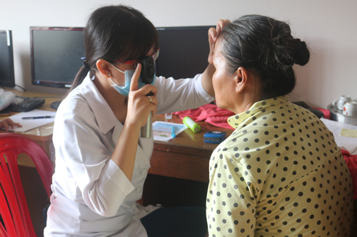  Chiến sĩ tình nguyện là đoàn viên của Sở Y tế khám bệnh miễn phí cho người dân xã Kim Sơn (huyện Châu Thành).