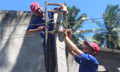 Sinh viên tình nguyện sửa chữa lưới điện  nông thôn ở xã Tân Thới  (huyện Tân Phú Đông).