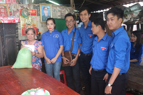 Sinh viên tình nguyện Trường Đại học Tây Đô thăm và tặng quà gia đình chính sách ở xã Phú Cường (huyện Cai Lậy). 