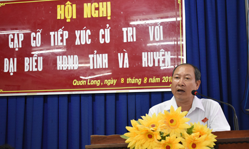 Đồng chí Lê Văn Mỹ, Chủ tịch UBND huyện trả lời kiến nghị của cử tri