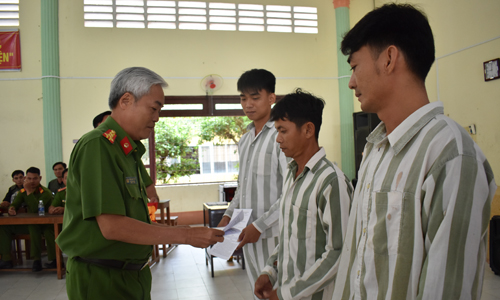 Đại tá Đặng Văn Phước, Phó Cục trưởng Cục C82, Tổng cục VIII  trao quyết định cho các phạm nhân