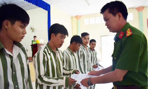 Thượng tá Nguyễn Văn Đông, Giám thị Trại giam Phước Hòa trao quyết định cho các phạm nhân