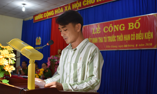 Phạm nhân Nguyễn Việt Long đại diện 32 phạm nhân được tha tù trước thời hạn có điều kiện phát biểu cảm tưởng