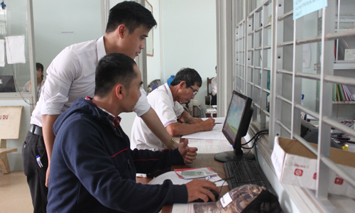UBND xã NTM Long Khánh bố trí máy vi tính kết nối internet bên ngoài bộ phận “một cửa” để phục vụ người dân.