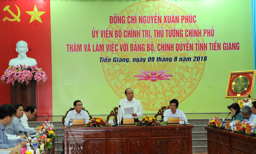 PM Nguyen Xuan Phuc at the working session with the leaders of Tien Giang province (Image: VGP)