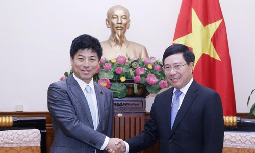 Deputy Prime Minister and Foreign Minister Pham Binh Minh (R) and visiting State Minister for Foreign Affairs of Japan Kazuyuki Nakane (Photo: VNA)