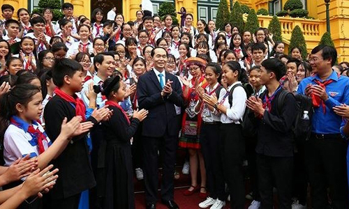 President Tran Dai Quang (C) meets with 200 outstanding children participating in the 2018 National Festival for Outstanding Leaders of the Ho Chi Minh Young Pioneers’ Organisation. (Photo: tienphong.vn)