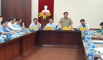 Ông Nguyễn Văn Thể (đứng), Bộ trưởng Giao thông Vận tải trình bày tại buổi làm việc với lãnh đạo tỉnh Bến Tre vào hôm nay, 11-8. Ảnh: Trung Chánh