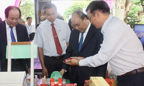 Thủ tướng Chính phủ Nguyễn Xuân Phúc tham quan Triển lãm Thành tựu phát triển  doanh nghiệp tỉnh Tiền Giang năm 2018.