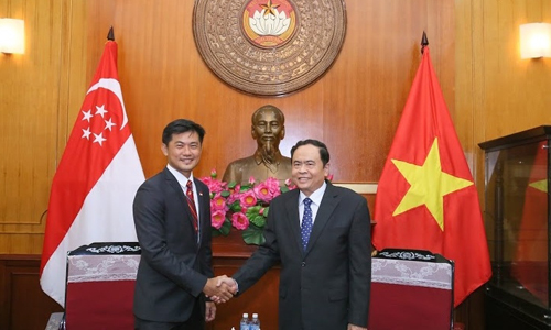 President of the Vietnam Fatherland Front (VFF) Central Committee Tran Thanh Man (R) hosted a reception for Chief Executive Director of the People’s Association (PA) of Singapore Desmond Tan