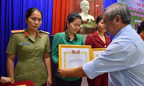 Đồng chí Huỳnh Thanh Minh, Phó Trưởng Ban dân vận Tỉnh ủy trao bằng khen cho các tập thể