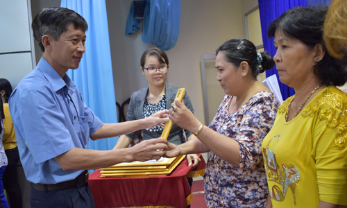 Đồng chí Trịnh Công Minh, Phó Giam đốc Sở Nông nghiệp và Phát triền nông thôn trao bằng khen cho các cá nhân