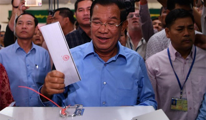 Thủ tướng Samdech Techo Hun Sen (giữa), Chủ tịch đảng Nhân dân Campuchia (CPP) cầm quyền bỏ phiếu tại điểm bầu cử ở Phnom Penh hôm 29/7. Nguồn: AFP/TTXVN