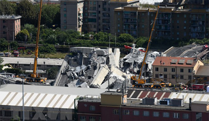 Hiện trường vụ sập cầu cạn ở Genoa, Italy ngày 15-8. Ảnh: THX/TTXVN