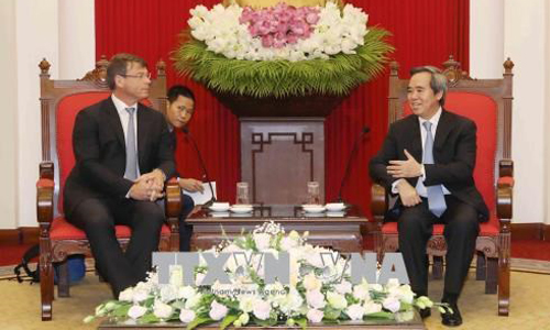 Head of the Party Central Committee’s Economic Commission Nguyen Van Binh (right) and Australian Ambassador for the Environment Patrick Suckling. (Source: VNA)