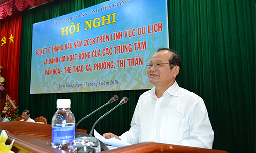 Phó Chủ tịch UBND tỉnh Trần Thanh Đức cài hoa và trao quà cho người có công trước chuyến tham quan.
