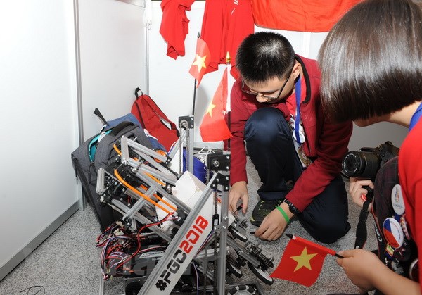 Nguyễn Nam Giang kiểm tra kỹ thuật robot trước giờ thi đấu. (Ảnh: Việt Hùng/Vietnam+)