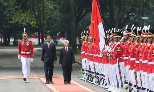 Indonesian President Joko Widodo (L) welcomed General Secretary of the Communist Party of Vietnam Nguyen Phu Trong during the later's official visit to Indonesia in 2017 (Source: VNA)