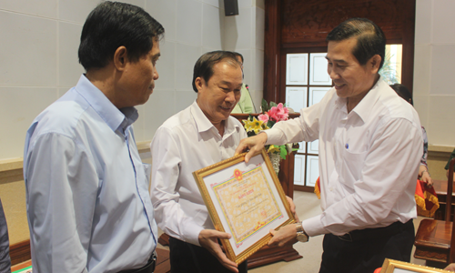 Chairman of the provincial People's Committee Le Van Huong awarded certificates of merit to the collectives.