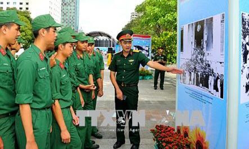 Soldiers visiting the exhibition praising President Ton Duc Thang, which kicks off on August 17 in Ho Chi Minh City (Photo: VNA)