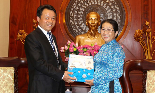 Deputy Secretary of the Ho Chi Minh City Party Committee Vu Thi Dung (R) receives Secretary of the Secretariat of the Central Committee of the Communist Youth League of China Fu Zhenbang on August 17 (Photo: VNA)