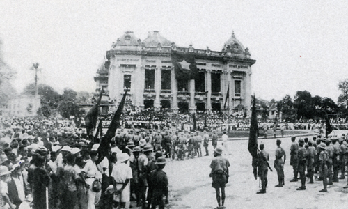 Mít tinh chào mừng Cách mạng Tháng Tám năm 1945 thành công tại Nhà hát Lớn Hà Nội.