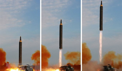Tên lửa đạn đạo Hwasong-12 được phóng thử từ một địa điểm bí mật ở Triều Tiên. Nguồn: AFP/TTXVN