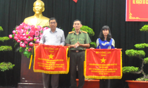  Đại tá Nguyễn Hữu Trí trao Cờ thi đua của Bộ Công an cho các đơn vị.