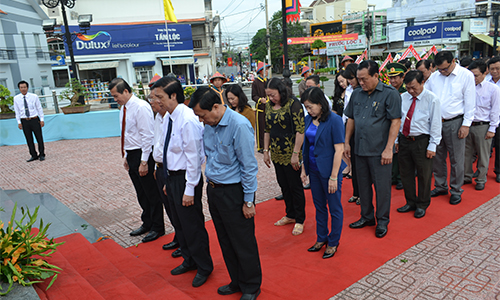 Đoàn đại biểu tỉnh Tiền Giang dành 1 phút mặc niệm bày tỏ lòng tri ân, tưởng nhớ công đức của AHDT Trương Định