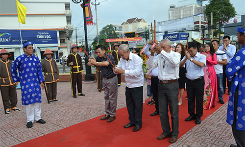 Đoàn đại biểu dòng họ Trương đặt tràng hoa, thắp hương tại Tượng đài AHDT Trương Định