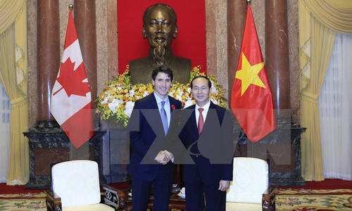President Tran Dai Quang (R) meets Canadian Prime Minister Justin Trudeau in Hanoi in November 2017 (Photo: VNA)