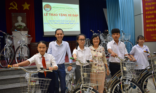 Đại diện Qũy tử thiện và Hội Khuyến học tỉnh trao xe đạp cho các em