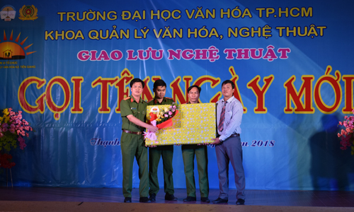 Lớp liên thông Đại học Quản lý văn hóa tặng quà lưu niệm cho trại giam Phước Hòa