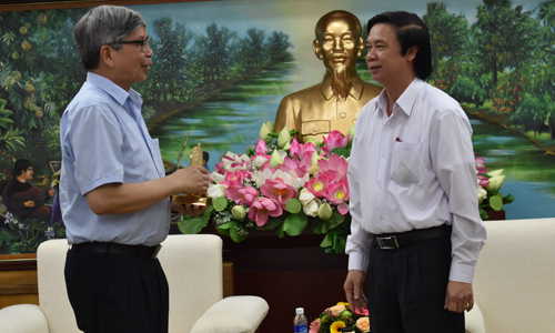 Đồng chí Nguyễn Văn Danh tặng quà lưu niện cho Chủ tịch Liên hiệp Hội Việt Nam